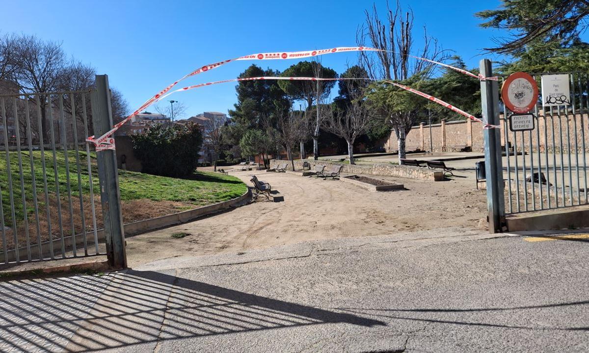 Una cinta prohibeix passar al parc de Sant Ignasi de Manresa