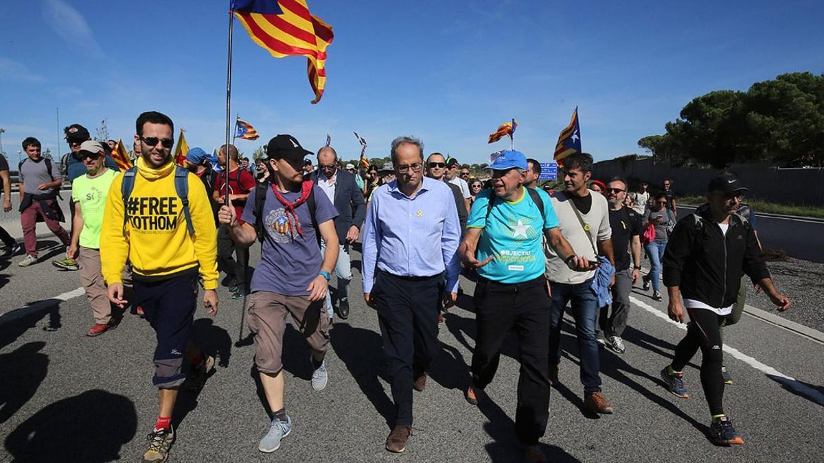 El 'president' Quim Torra, junto a otros manifestantes, en una de las 'marxes per la llibertat', este miércoles