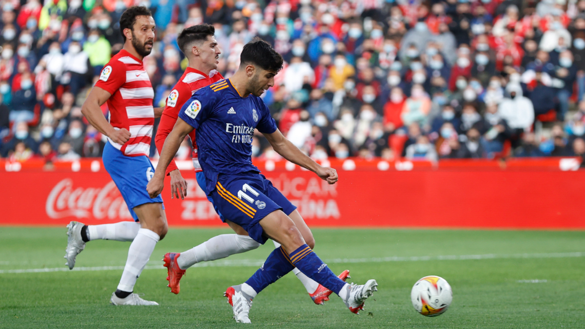 Asensio dispara en la jugada del primer gol del Real Madrid en Granada.