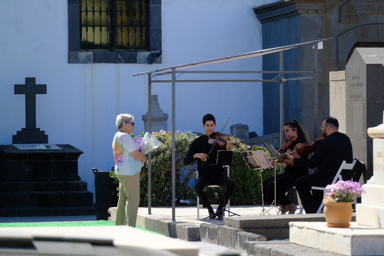 El cementerio de Vegueta, en la víspera del Día de Difuntos