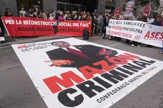 Los familiares de las víctimas de la dana protestan contra Mazón ante el Congreso