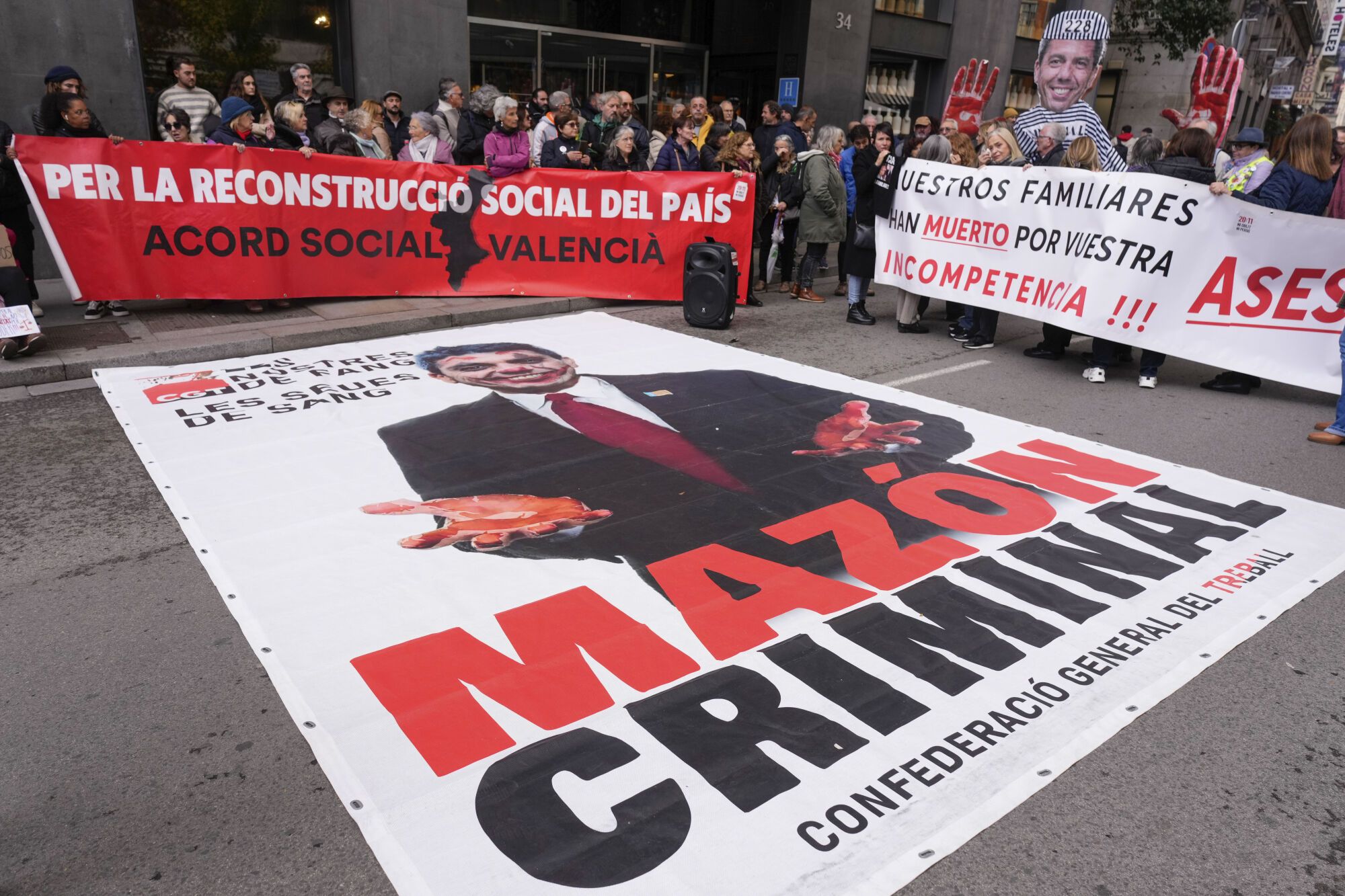 MADRID (ESPAÑA), 17/11/2025.- Miembros de la Asociación de las víctimas de la dana se manifiestan en las inmediaciones del Congreso este lunes donde presidente de la Generalitat valenciana en funciones Carlos Mazón ha comparecido en la comisión de investigación. EFE/ Borja Sánchez-Trillo