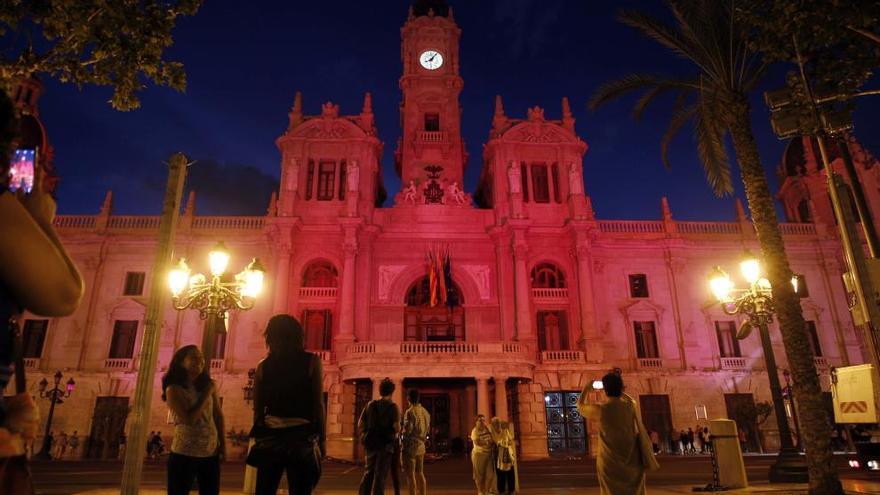 Valencia ilumina de rosa su Ayuntamiento