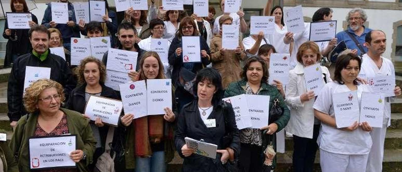 Una protesta de trabajadores ante el hospital provincial. // G. Santos