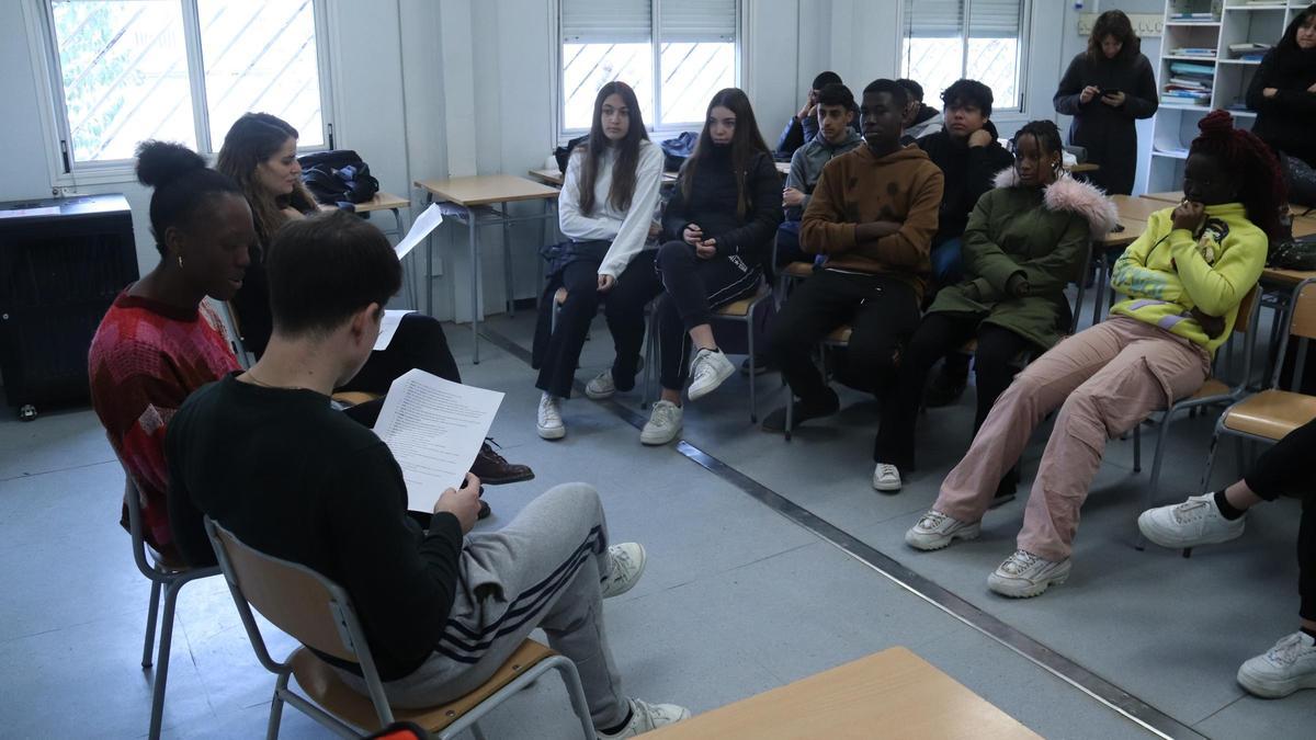 Els actors Tamara N’Dong i Roger Vilà llegeixen el text que han escrit els alumnes de 4t d’ESO de l’Institut Salvador Sunyer