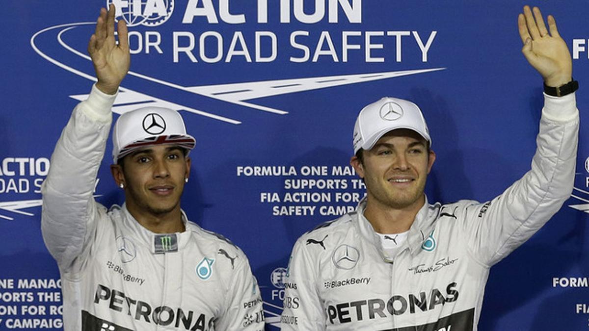 Nico Rosberg (derecha) y Lewis Hamilton, tras la calificación del GP de Abu Dabi