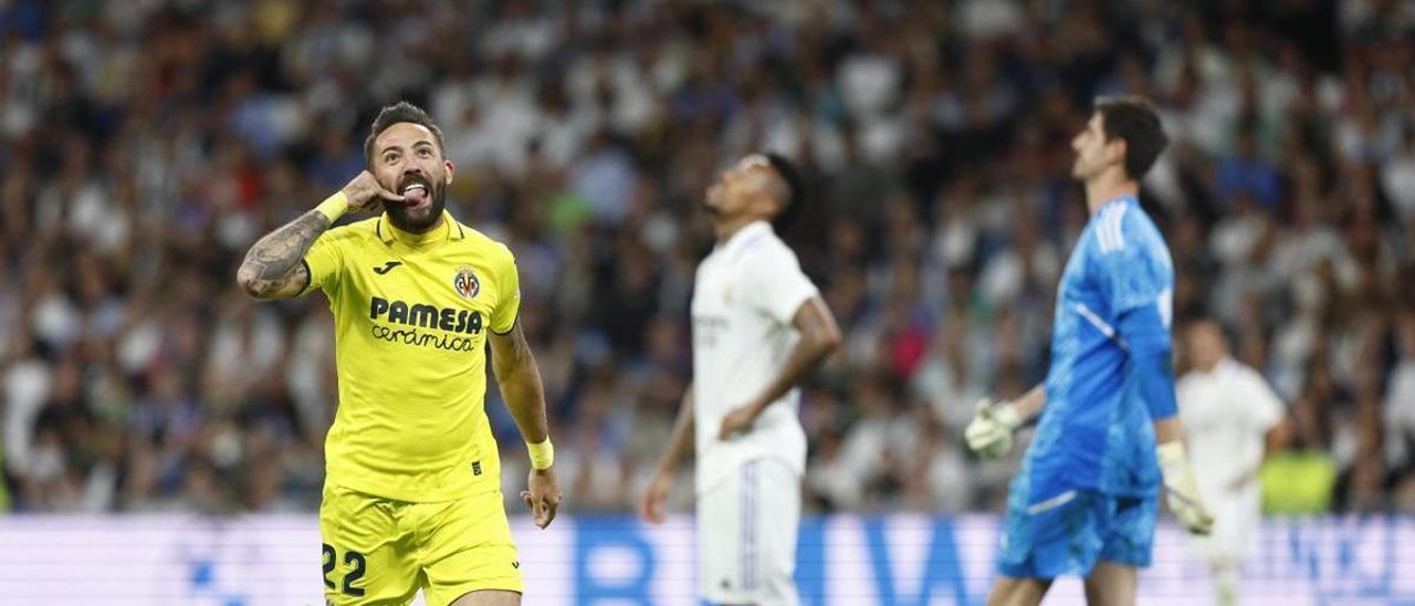 José Luis Morales celebra el gol ante el Real Madrid con el gesto de la llamada.