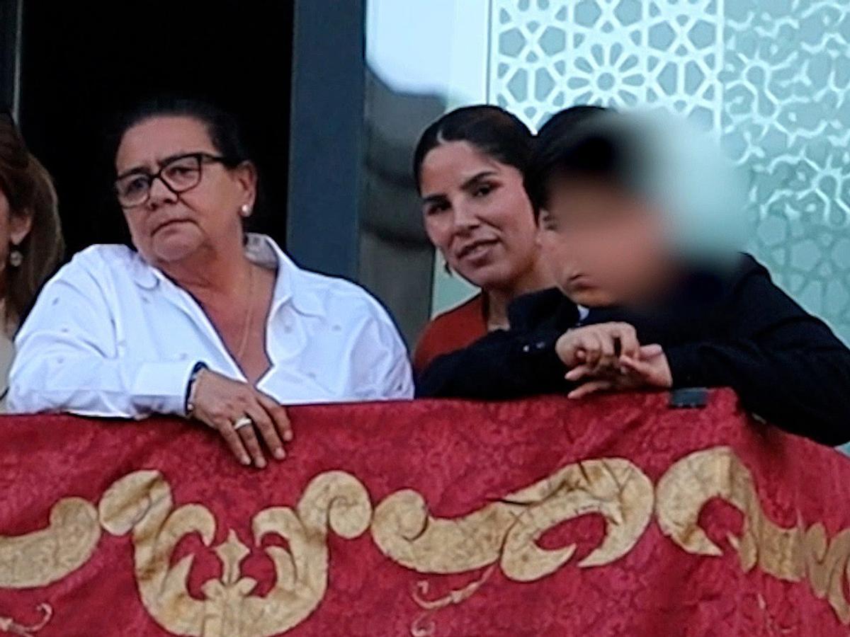 María del Monte, Isa Pantoja y su hijo Alberto durante la pasada Semana Santa en Sevilla disfrutando de las procesiones