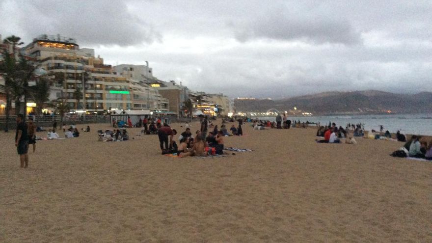 A la espera de la noche de San Juan en la playa de Las Canteras