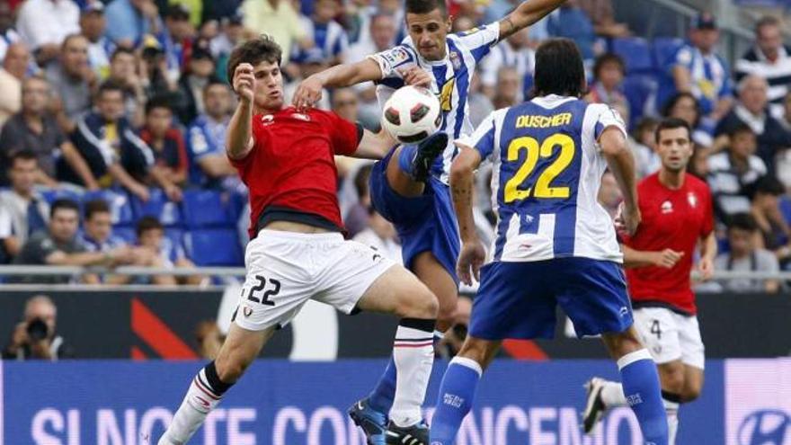 Rúper intenta controlar un balón durante un partido del Osasuna contra el Espanyol.