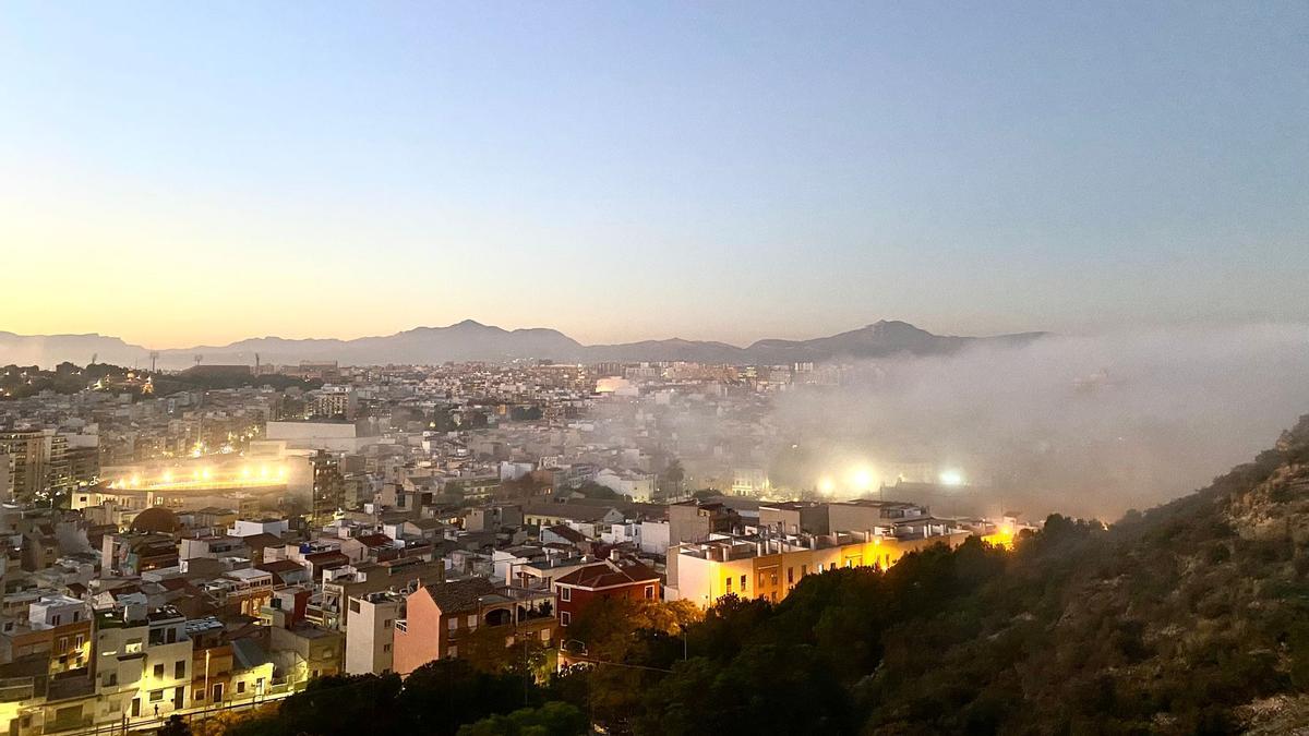 Una intensa niebla cubre el cielo de Alicante y hace "desaparecer" Santa Bárbara