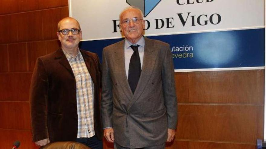 José Luis Martínez (dcha.) fue presentado por Tomás Alonso, periodista de la TVG.  // José Lores