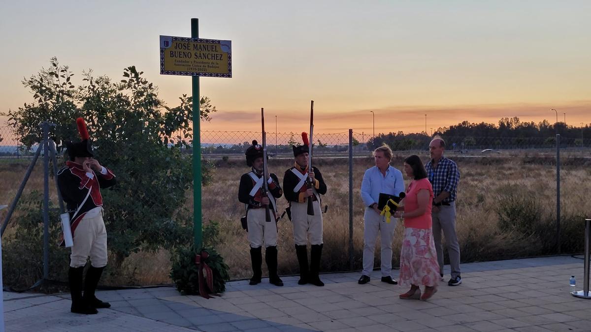 Galería | Así ha sido el homenaje a José Manuel Bueno, al que Badajoz ha dedicado una calle