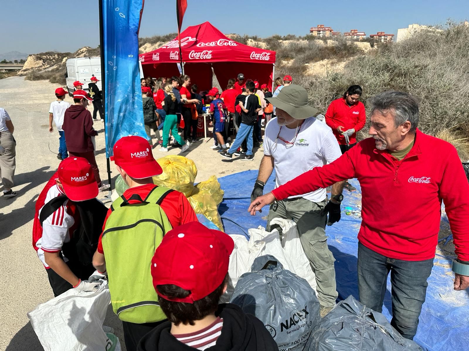 Basura en el cauce del río de El Campello: una sillita de bebé, una escopeta de balines...