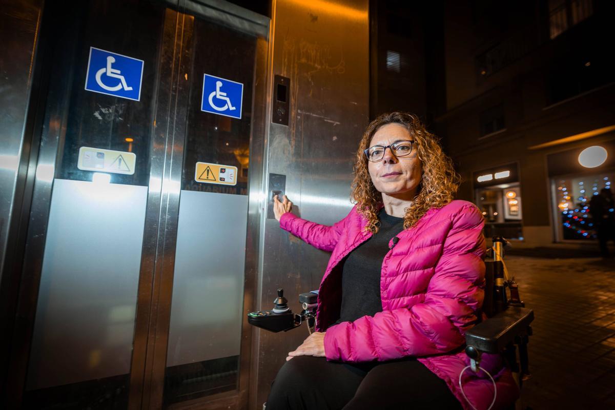 Montse Font, activista pro accesibilidad en TikTok, ante un ascensor de acceso a Rodalies que no funciona