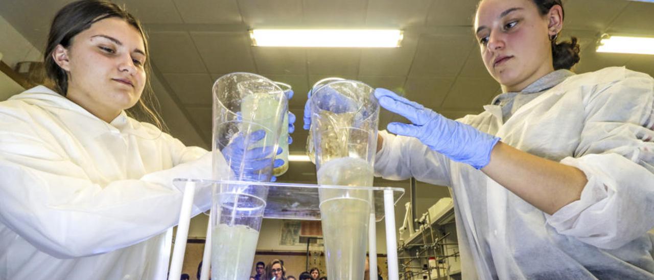 Estudiantes en el taller de química sobre depuración de aguas.