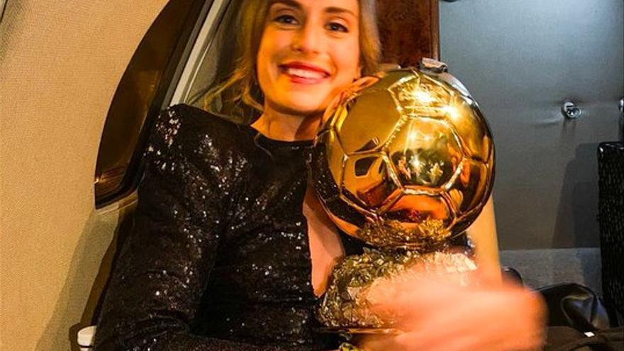 Alexia Putellas con el Balón de Oro.