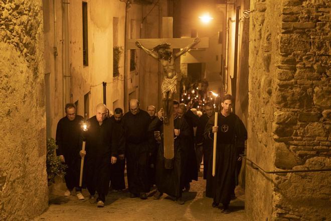 EN IMATGES | Peralada treu al Sant Crist Negre en processó invocant la pluja