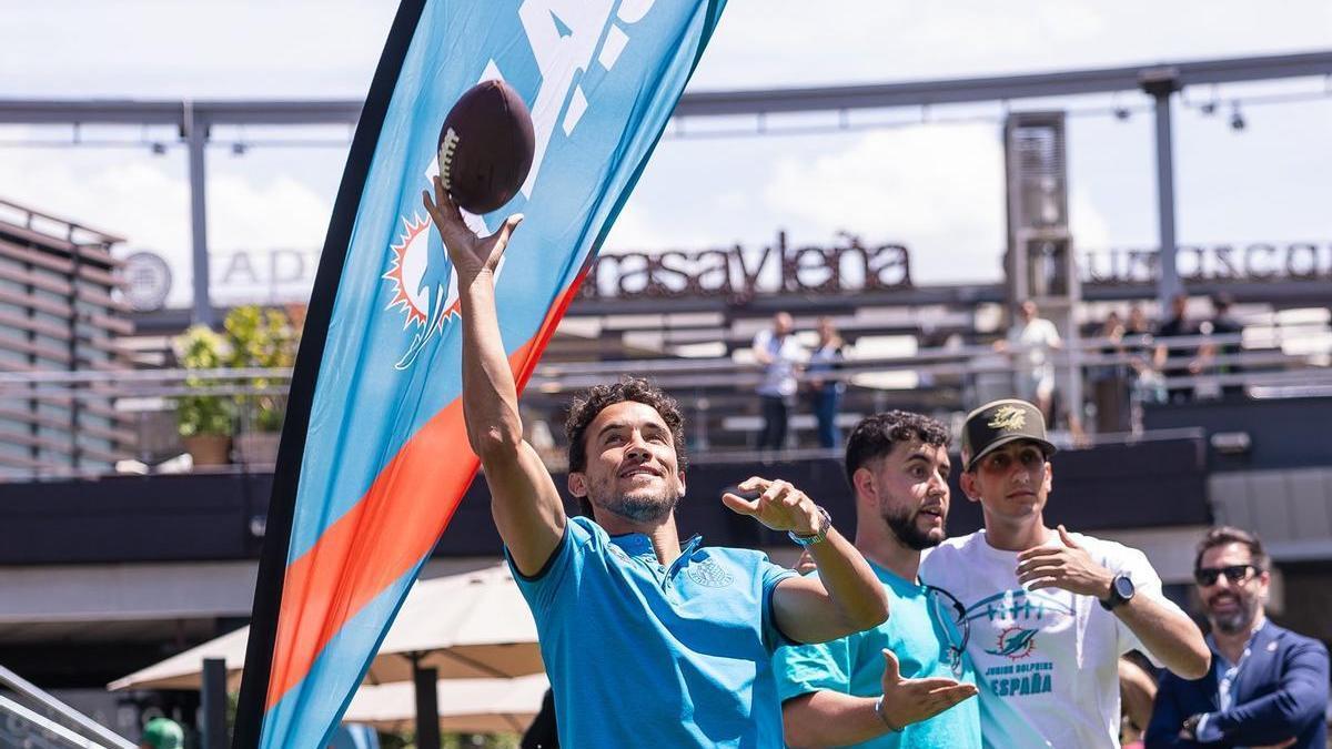 Luis Milla 'ensayando' como quarterback