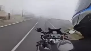 Consejos clave para conducir tu moto en zonas de niebla durante este verano en Canarias