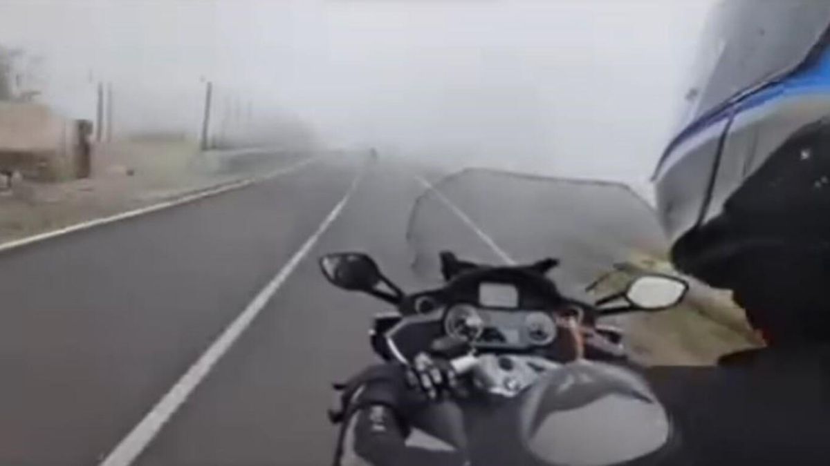 Un motorista conduce con niebla en zonas de medianías en Gran Canaria.