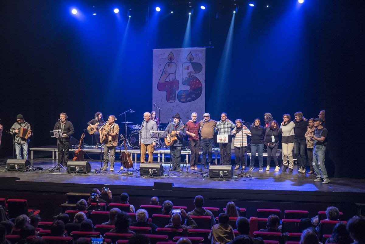 Artistes i els organitzadors d'Imagina't al teatre Kursaal de Manresa