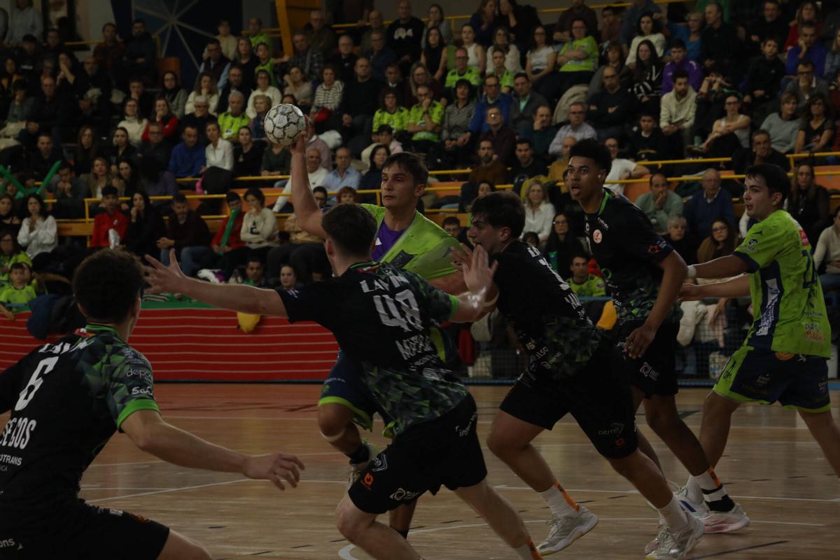 Pau Ortega busca un pase ante la defensa del BM Torrelavega "B".