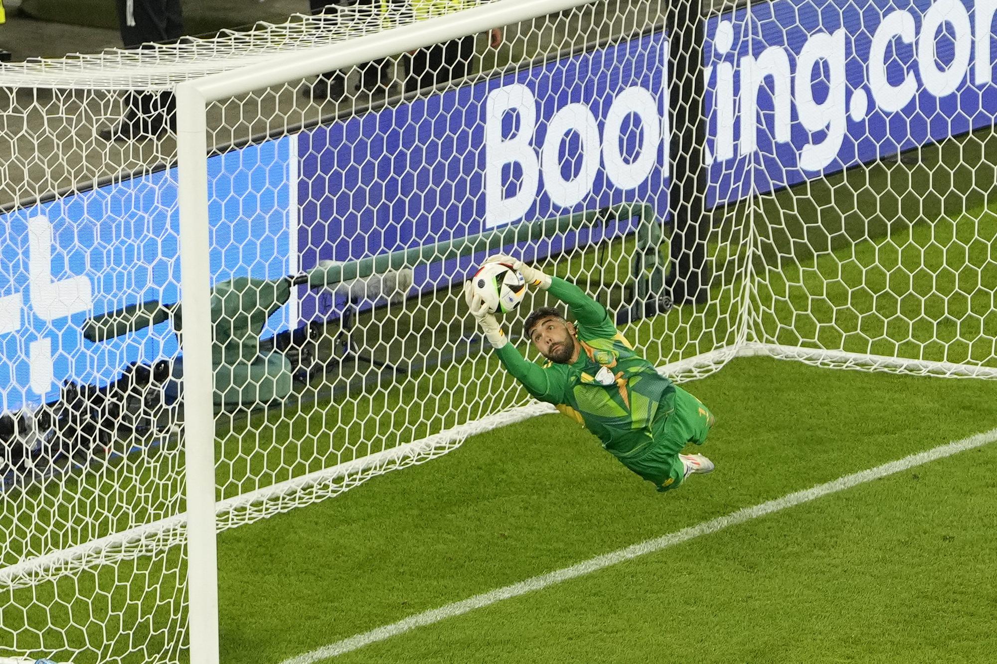 Spain's goalkeeper David Raya saves a shot during a Group B match between Albania and Spain at the Euro 2024 soccer tournament in Duesseldorf, Germany, Monday, June 24, 2024. (AP Photo/Andreea Alexandru) / EDITORIAL USE ONLY / ONLY ITALY AND SPAIN