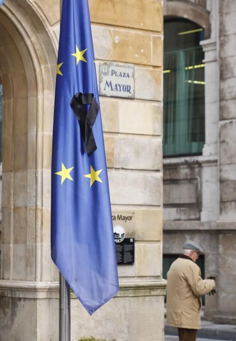 Colocación del crespón negro en la bandera europea