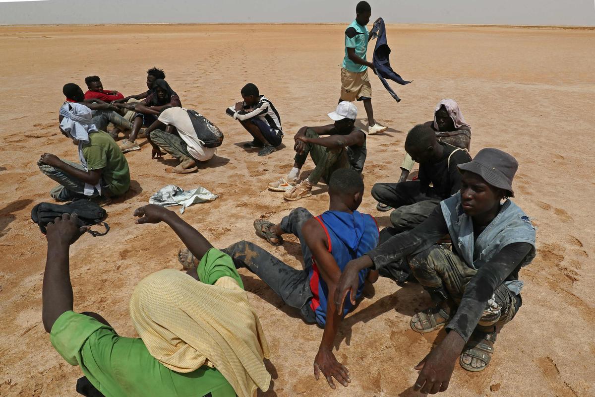 Migrantes africanos abandonados por las autoridades tunecinas en la frontera entre Libia y Túnez