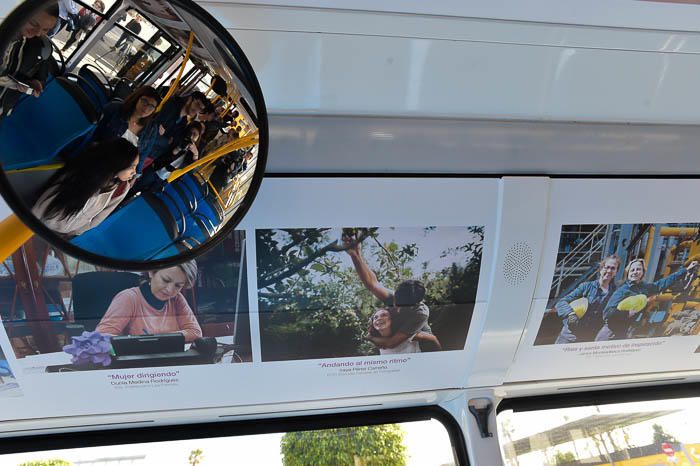 Exposición de igualdad a bordo de una guagua