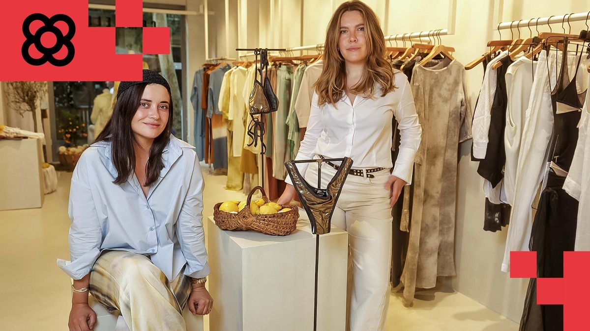 Las hermanas Donat, Berta (sentada) y Carla, en el interior de la segunda tienda de su firma, Commelle, by Totón Comella, que acaban de inaugurar en Barcelona. / JORDI BARDAJIL