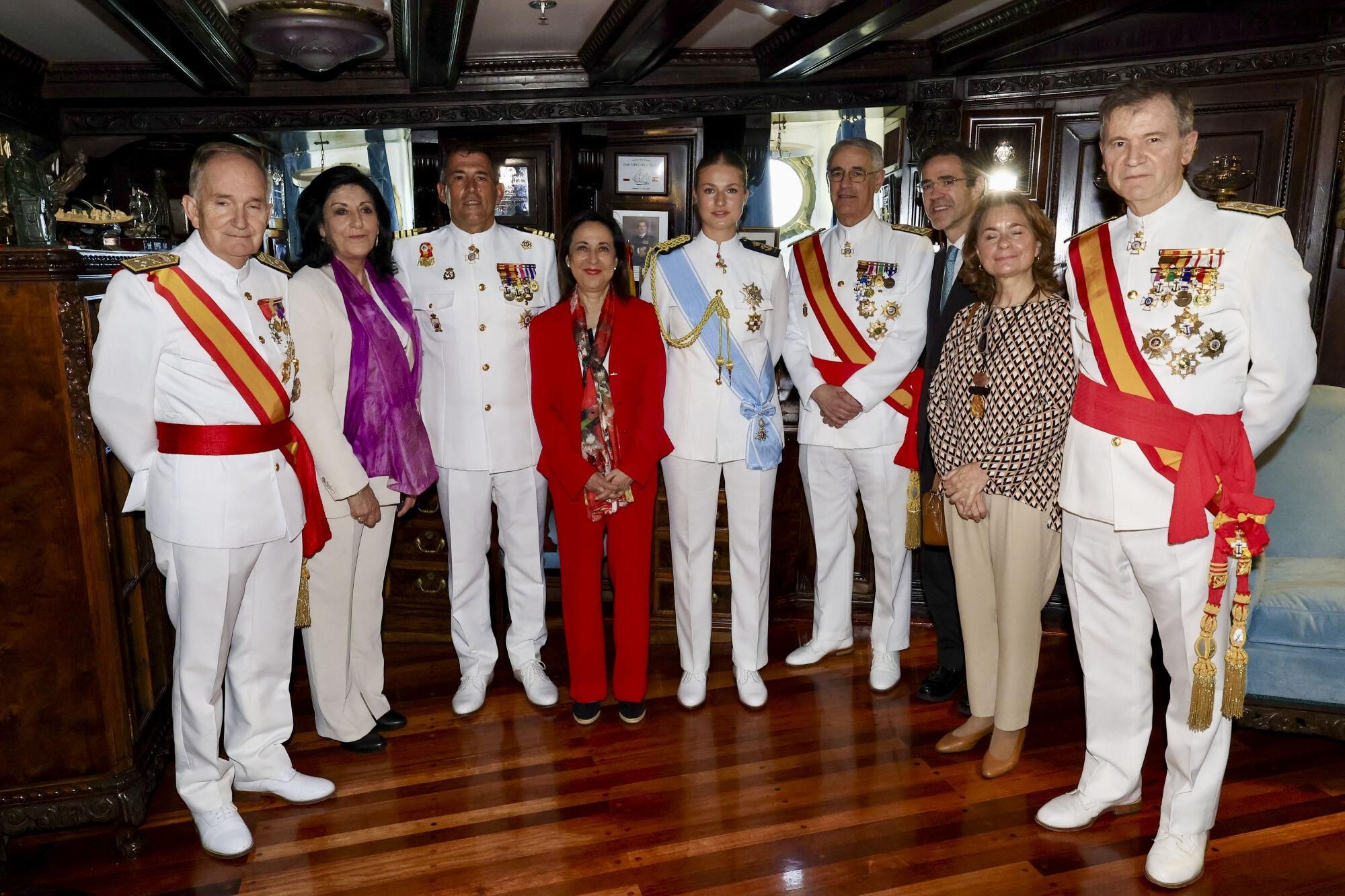 MONTEVIDEO, 07/03/2025.- La princesa de Asturias, Leonor de Borbón (c), ha sido la encargada de llevar la enseña nacional durante la jura de bandera que ha tenido lugar este viernes a bordo del buque escuela Juan Sebastián de Elcano, que se encuentra haciendo escala en Montevideo (Uruguay). Este acto, presidido por la ministra de Defensa, Margarita Robles (4i), ha contado con 45 españoles residentes en Uruguay, que han besado la bandera. EFE/ Francisco Gómez/Casa Real / ***SOLO USO EDITORIAL/SOLO DISPONIBLE PARA ILUSTRAR LA NOTICIA QUE ACOMPAÑA (CRÉDITO OBLIGATORIO)***. ***SOLO USO EDITORIAL/SOLO DISPONIBLE PARA ILUSTRAR LA NOTICIA QUE ACOMPAÑA (CRÉDITO OBLIGATORIO)***