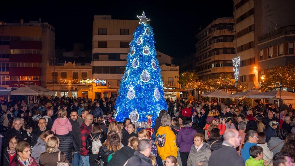 L'arbre de Nadal, centre de les festes, rodejat de gent