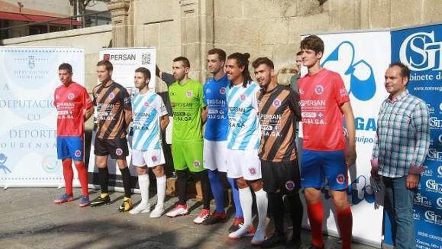 Los jugadores de la UDO, ayer con los nuevos uniformes. // Iñaki Osorio