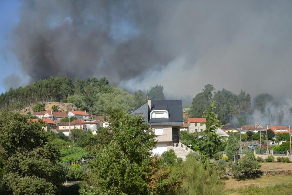 Un nuevo incendio en Pontesampaio hace saltar las alarmas // G.Santos