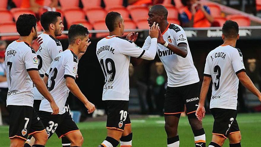 Los futbolistas del Valencia festejan un tanto.