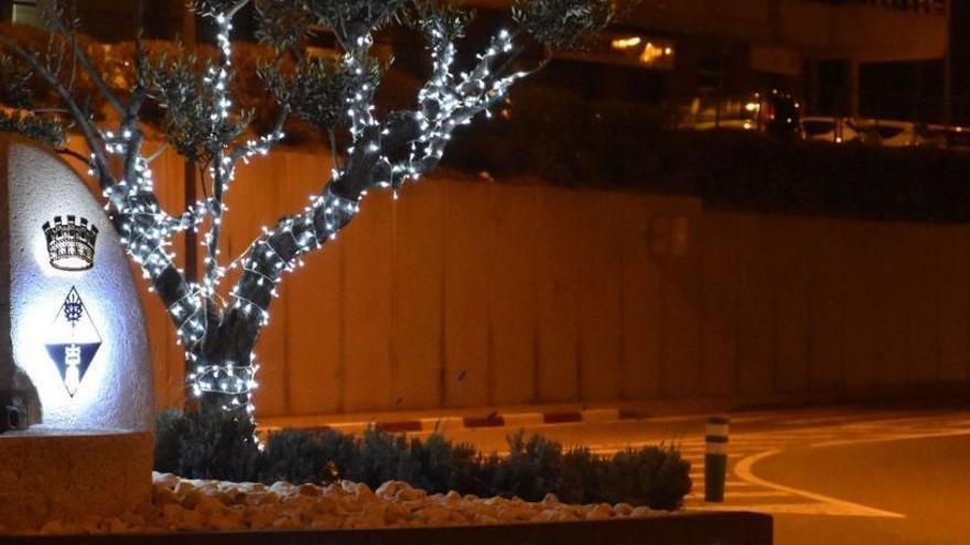 Un arbre il·luminat a Olesa de Montserrat