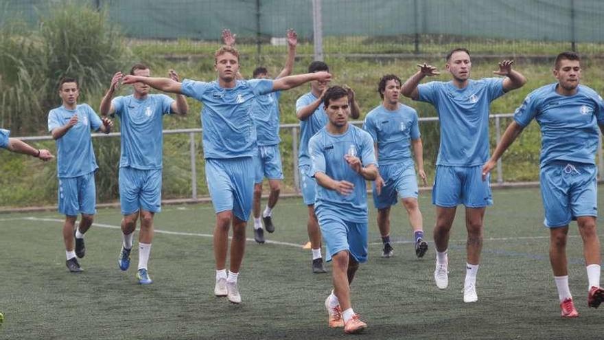 Xavi Juliá, segundo por la derecha, en un entrenamiento del Avilés en Tabiella.