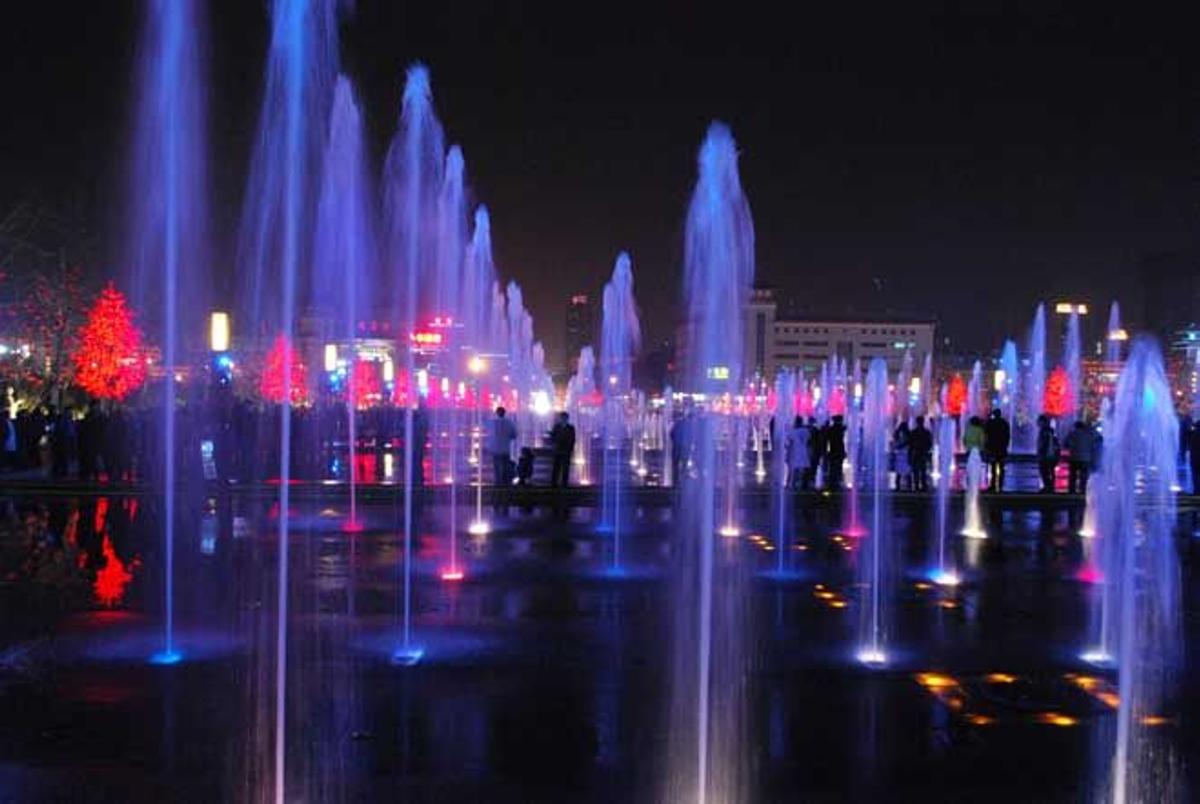 Por las noches la ciudad de Xi'an se llena de luz y color.