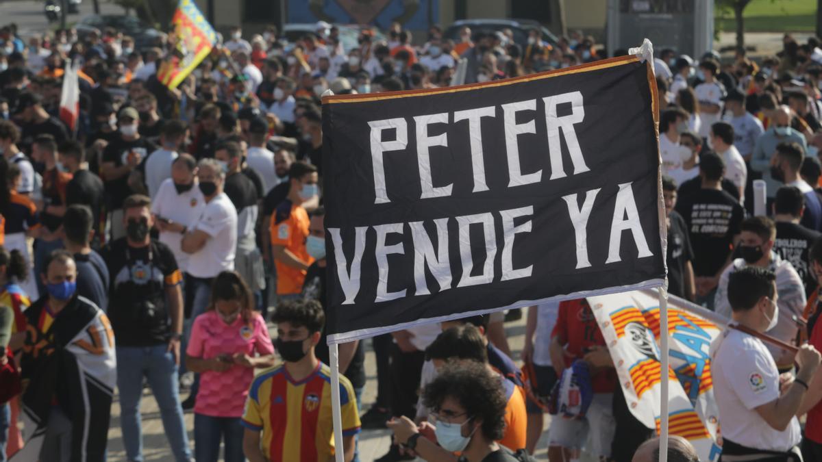 Las imágenes de la marcha de la afición valencianista contra Lim