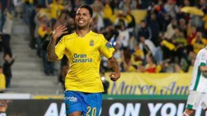 Jonathan Viera celebra un tanto en esta campaña.