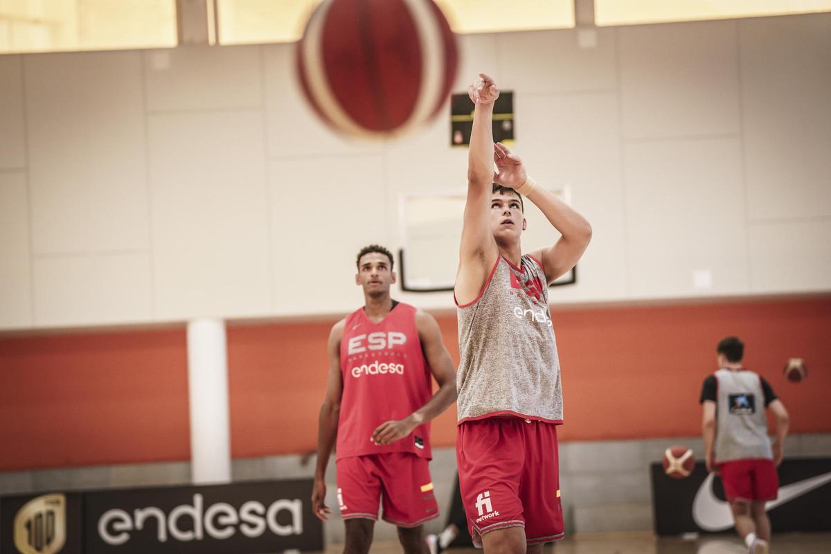 Jaime Pradilla, que pugna por entrar en la lista final de 12 mundialistas, lanza a canasta en la sesión del sábado