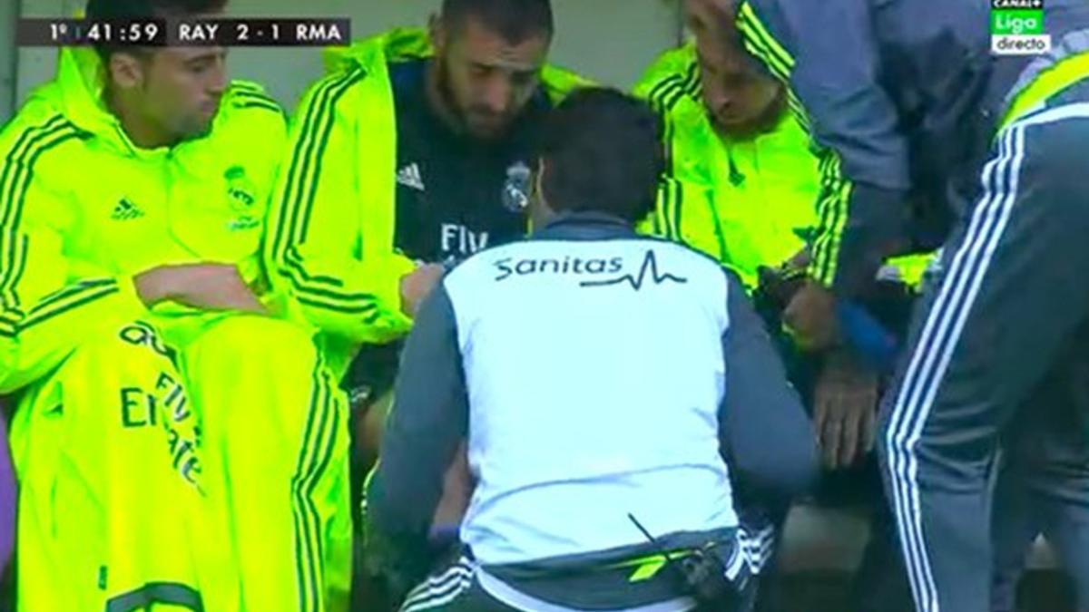 Benzema, atendido en el banquillo