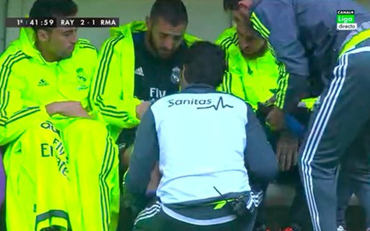 Benzema, atendido en el banquillo