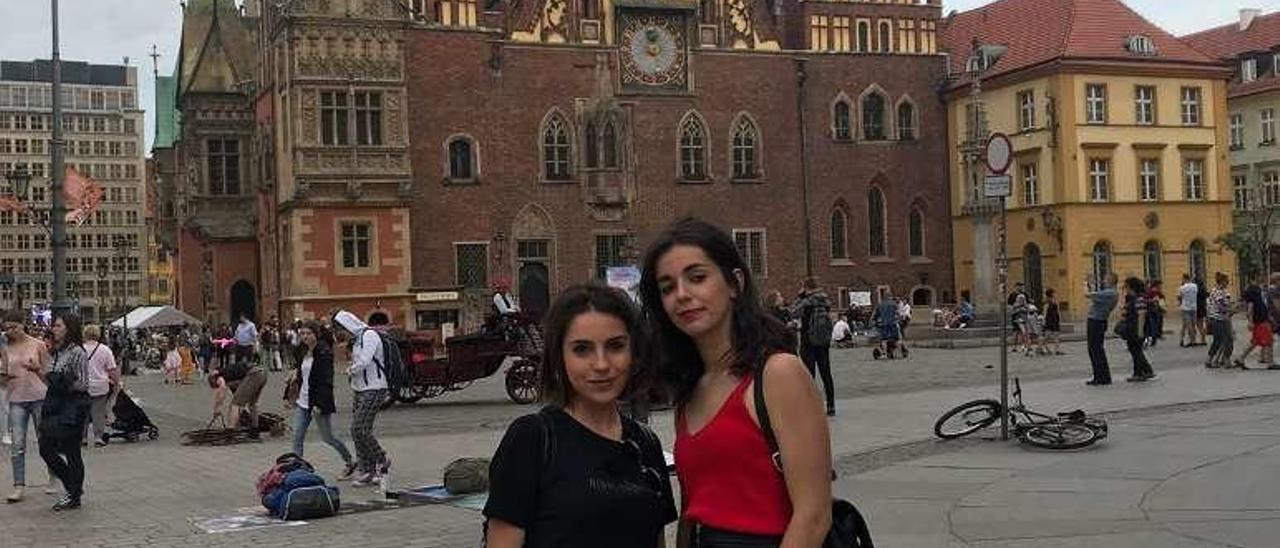 Andrea Canelas y Elsa Bastos, ante el ayuntamiento de la ciudad.