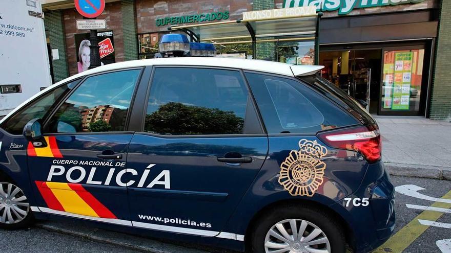 Un coche de la Policía Nacional, frente al supermercado en el que se registró el atraco.