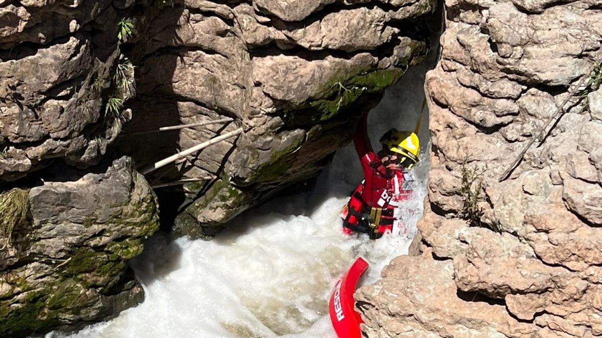 Submarinistas de los Bombers rescatan a 2 hombres en los saltos del Llobregat