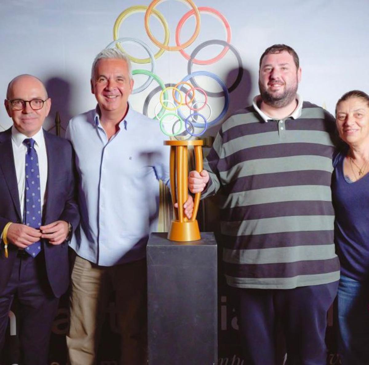 Juan Carlos y el alcalde de San  Xoán de Río, con el reciente galardón del Impact  Social Cup.