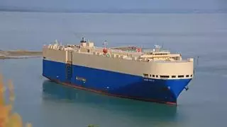 Escoltan al puerto de Vigo al buque ro-ro de 200 metros averiado frente a la ría